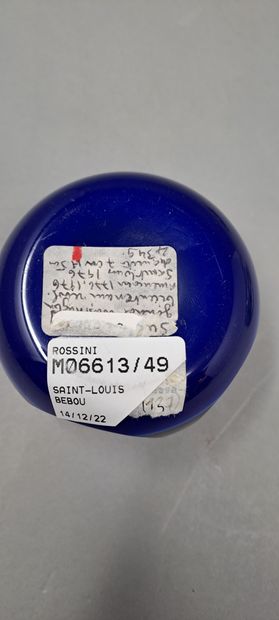 null SAINT-LOUIS
Presse-papiers signé et daté SL 1976, à fond bleu opaque orné d'un...