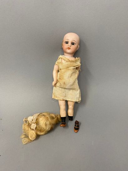 null Petite poupée allemande avec tête en biscuit et corps droit en composition accidenté.
H=...