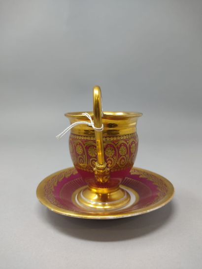 null VIEUX PARIS
Tasse sur piédouche et sa sous tasse en porcelaine à décor doré...