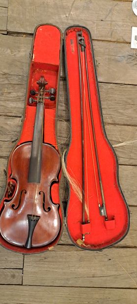 null 4/4 violin from Mirecourt, circa 1900, medio-fino model.
360 mm. With case and...