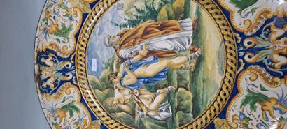 null Grand plat en faïence dans le goût d'Urbino
Italie, XIXe siècle
Diam. 58,7 ...