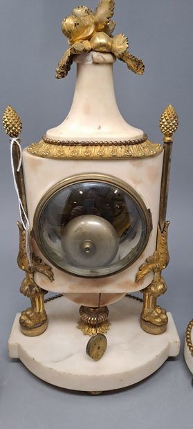null Early 19th century white marble and gilt bronze chaminé set
Including two torches...