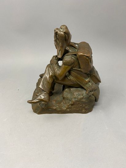 null ECOLE FRANCAISE XIXème, 
" Grognard au repos ", 
sujet en bronze patiné représentant...