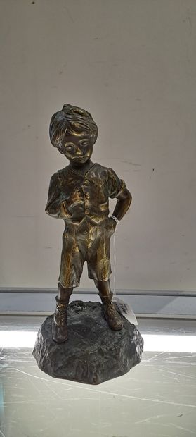 null MODERN SCHOOL XIXth
"Gavroche
subject in bronze 
19 x 9,5 cm