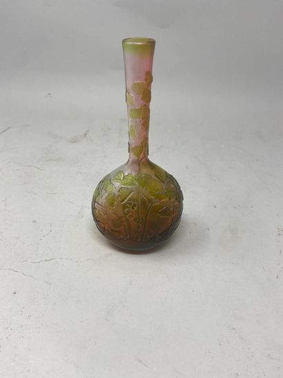 null GALLE (Dans le goût de)
Vase soliflore.
Epreuve en verre multicouche à décor...