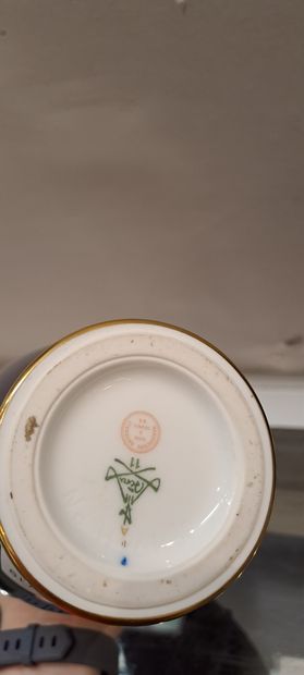 null SEVRES
Vase en porcelaine à fond bleu de Sèvres rehaussé de motifs floraux dorés.
Marques...