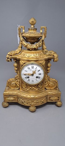 null Gilt bronze clock in the Louis XVI style, round enamelled dial with Roman numerals...