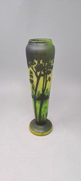 MULLER (In the taste of)
Vase on pedestal...