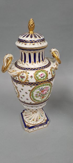 null France fin XIXe
Paire de pots couverts en porcelaine sur piédouche et base carrée,...