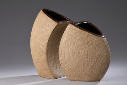 null TRAVAIL FRANÇAIS 
Deux vases en céramique modulables à corps ovoïde entièrement...