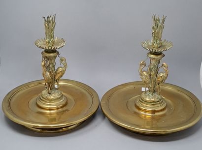 null Paire de bougeoirs en métal doré à décor de cigognes et roseaux.
Fin XIXème...