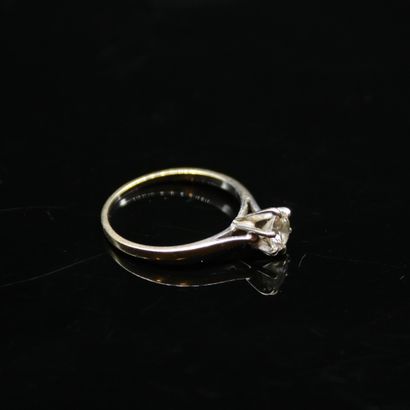 null Solitaire in 18k (750) white gold set with a diamond.
Finger size: 54 - Gross...
