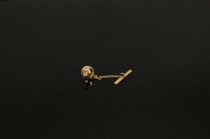 null Pins in 18k (750) yellow gold adorned with a diamond. 
Gross weight: 2.93 g...