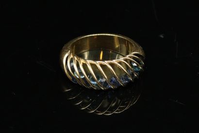 18k (750) yellow gold ring forming a spiral...