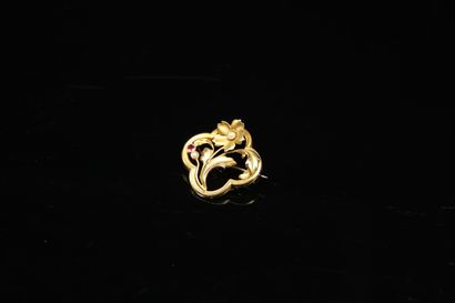 Small brooch in 18K (750) yellow gold representing...