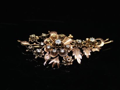 null 14k (585) rose gold brooch forming a spray of flowers set with polished diamonds.
Gross...
