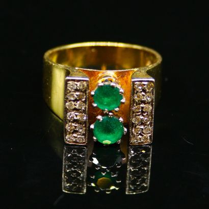 18k (750) yellow gold ring set with two emeralds...