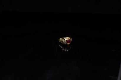 null Ring in 18K (750) yellow and white gold set with a synthetic ruby. 
Finger size:...