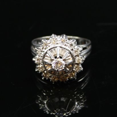 null Daisy ring in 18k (750) white gold set with a diamond in a diamond setting....