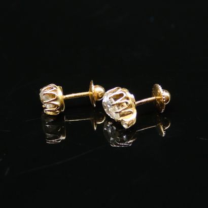 null Stud earrings in 18k (750) yellow gold, each with a pear-shaped diamond and...