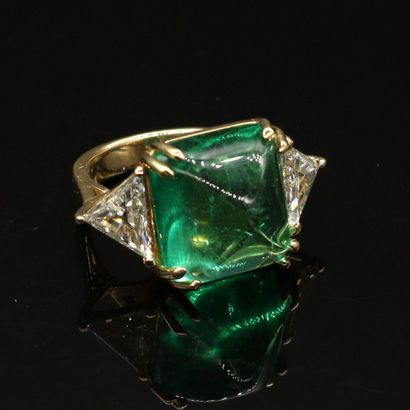null 18K (750) gold ring set with a cushion-shaped emerald cut in a sugar loaf shape...