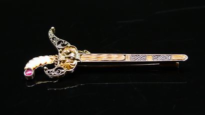 null Silver tie pin forming a sword in its scabbard decorated with volutes. The handle...