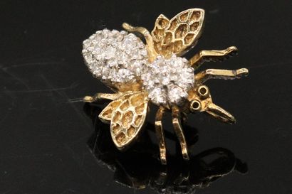 Brooch pendant bee in vermeil, the body decorated...
