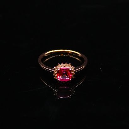 null Ring in pink vermeil 925° centered by a square topaz with sharp sides framed...