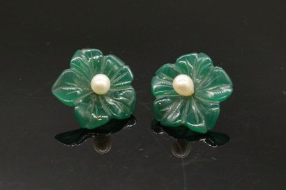 null Pair of ear studs forming a glass flower with a pearl in the center.
Gross weight:...