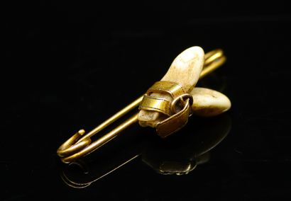 null Brooch in yellow gold 18k (750) decorated with two teeth.
Gross weight : 8.1...