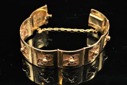 null Yellow gold bracelet 18k (750) with square articulated sides and filigree.
Diameter...
