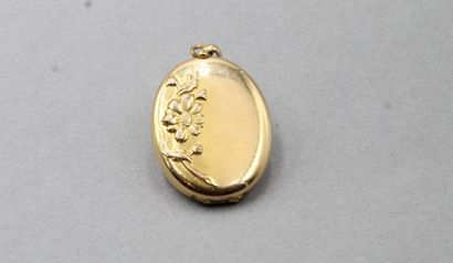 Oval metal pendant with flowers decoration.
Gross...