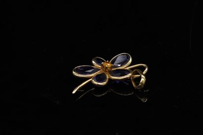 null Pendant in 14k yellow gold (585) forming a flower decorated with synthetic sapphires...