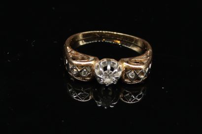 null 18k (750) white and yellow gold ring set with a small diamond and two smaller...