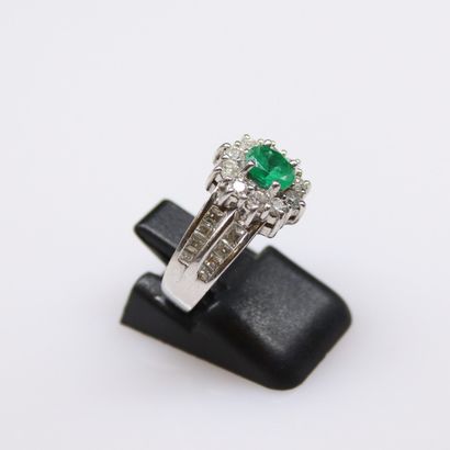 null BUCHERER (attributed to)
18K (750) white gold ring, set with an oval emerald...