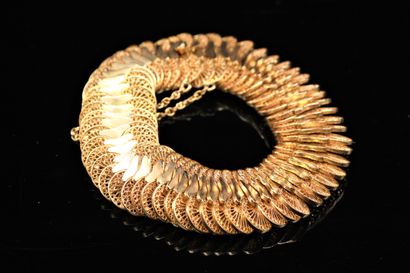 14k (585) gold bracelet articulated in filigree...