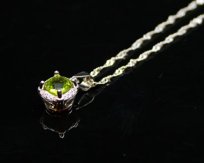null Silver necklace 925° composed of a pendant holding a square peridot framed by...