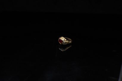 null Ring in 18K (750) yellow and white gold set with a synthetic ruby. 
Finger size:...