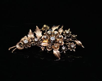 null 14k (585) rose gold brooch forming a spray of flowers set with polished diamonds.
Gross...