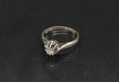 null Solitaire ring in 18k (750) white gold set with a round diamond.
Finger size...