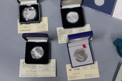 null Monnaie de Paris and miscellaneous, lot of various silver boxes and coins :...