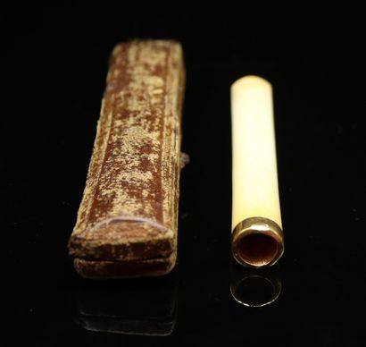 null Bone and 18k (750) yellow gold cigarette smoker. Monogrammed "J". 
Gross weight...