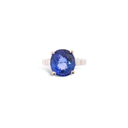 null PL 19

Platinum ring, decorated with an oval tanzanite. 
Finger size : 56. -...