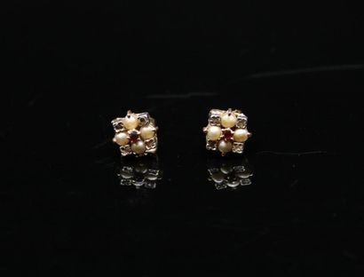 Pair of 18K (750) yellow gold stud earrings...
