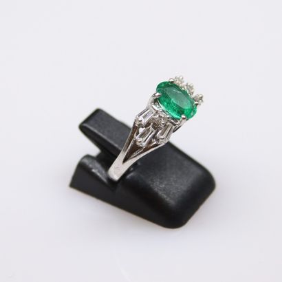 null BUCHERER (attributed to)
18K (750) white gold ring, set with an oval emerald,...