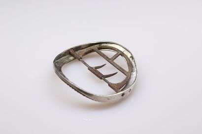 Circular silver buckle (950) with corded...