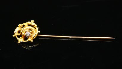 Tie pin in 18k (750) yellow gold featuring...