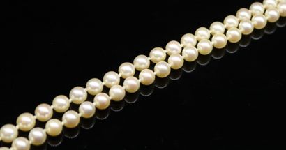 Necklace of cultured pearl. The clasp in...
