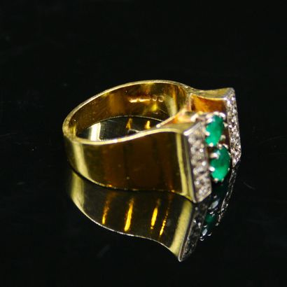 null 18k (750) yellow gold ring set with two emeralds surrounded by two small old-cut...