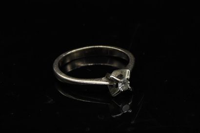 Ring in 18k (750) white gold set with a diamond...